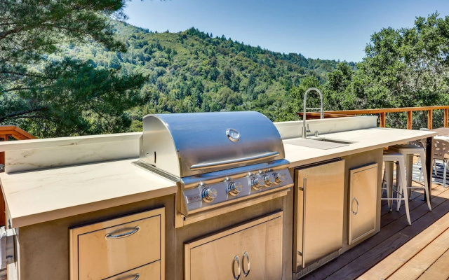 Unique Larkspur Cabin w/ Treetop Mountain Views!