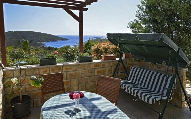 Toni - With Pool and View - A2
