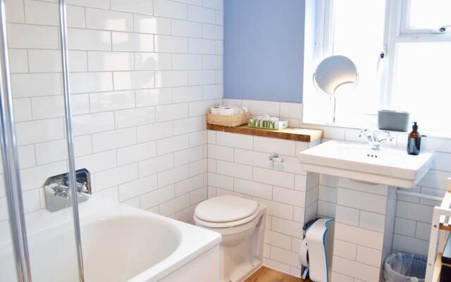 Spacious 3 Bedroom Family Home With Back Garden