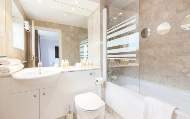 Canary Wharf Luxury River view apartment