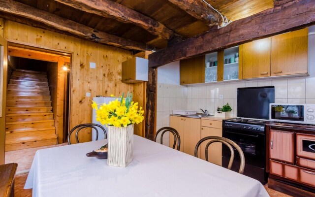 Amazing Home in Brotnice with WiFi, 3 Bedrooms & Hot Tub