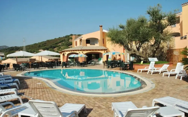 Residence with swimming pool near Budoni