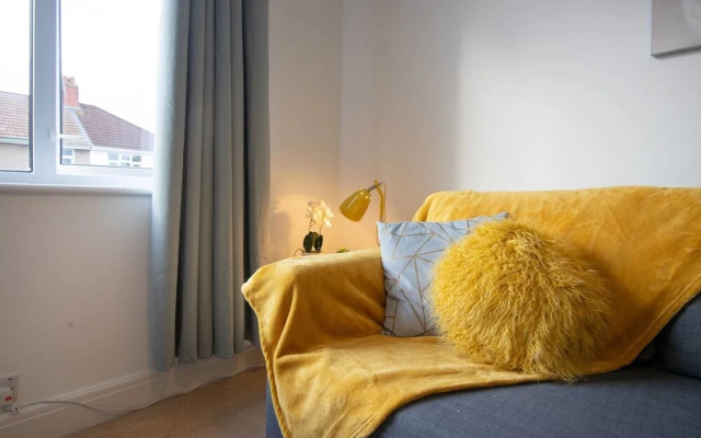 Quiet Residential Apt N/gloucester Road Sleeps 4