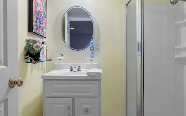 Charming Townhouse Retreat by Cozysuites