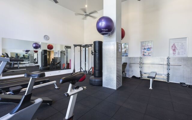 Spacious 1 Bedroom Apt Close To Green Square & Pool