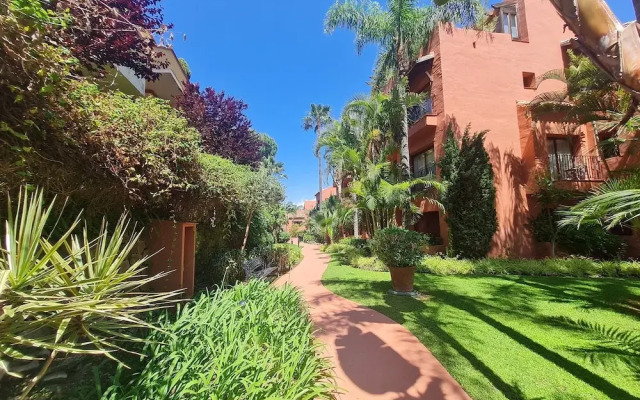 Luxury 2-bed Apartment in Elviria W/pool