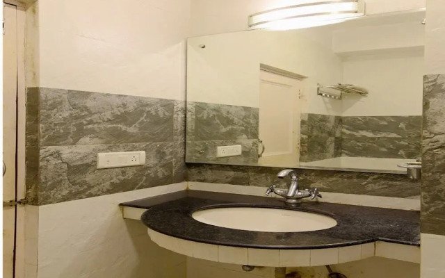 The Paramount Inn by OYO Rooms