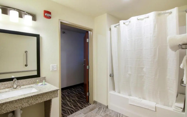 Cobblestone Inn & Suites at UW Stout Downtown Menomonie