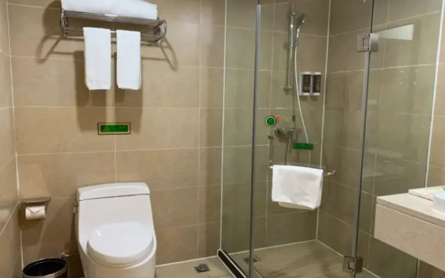 Vienna Hotel (Chongqing Nanping Nanbin Road Metro Station Branch)