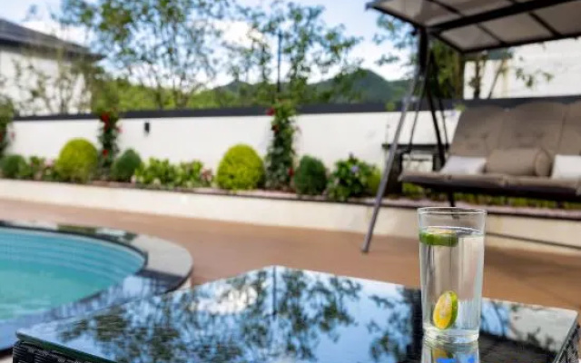 A pillow cloud · Pure oxygen in the cloud mountain top pool vacation beautiful stay – Pool – Huzhou