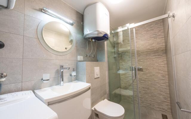 NEW modern studio apartment Nina