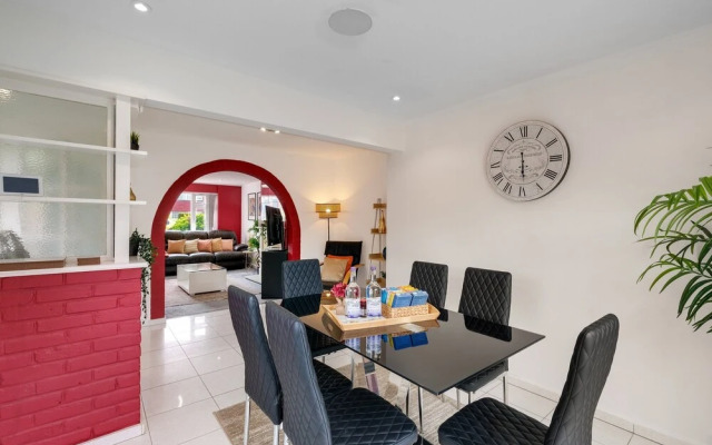 Elegant 5 Bed Home with Garden- Slough