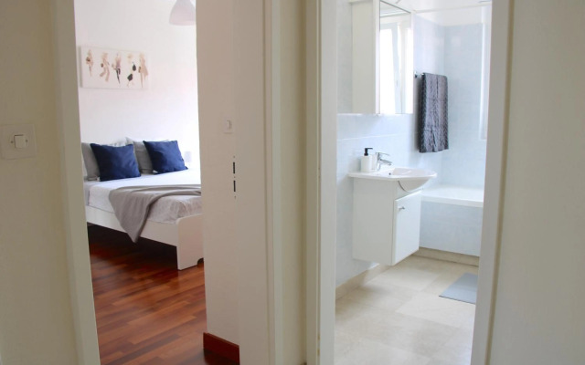 Cozy apartment with Free Parking & close to Lake