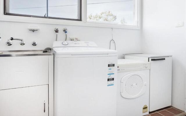 'Matilda' - Spacious & centrally located with great lake views