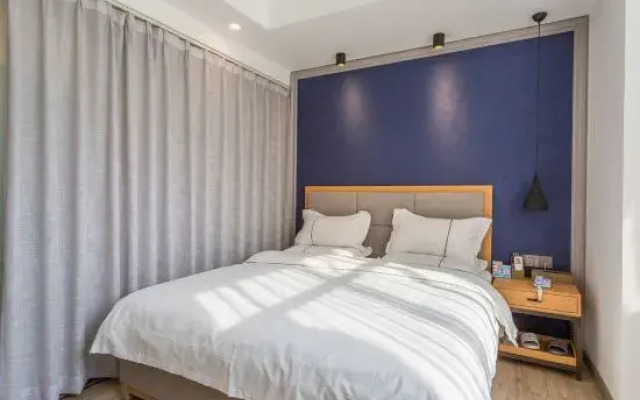 Shengjia Theme Hotel (Guangzhou Dashi Metro Station)