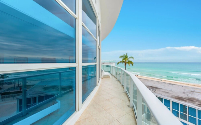 Private Residence at Castle Beach by LRMB