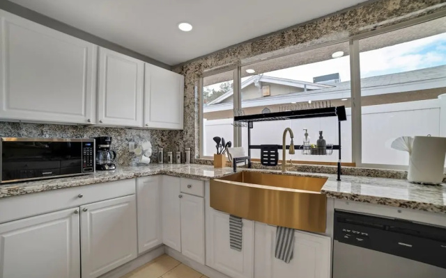 Vibrant In Vegas - 4 Bd With Shimmering Pool! 4 Bedroom Home by RedAwning