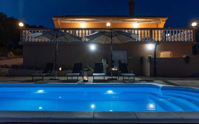 Villa Akulica With Heated Outdoor Pool and Seaview