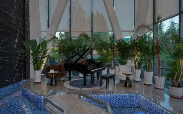 Jun He International Hotel