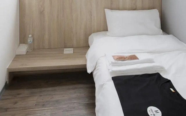 Single Inn Kaohsiung Station Hostel