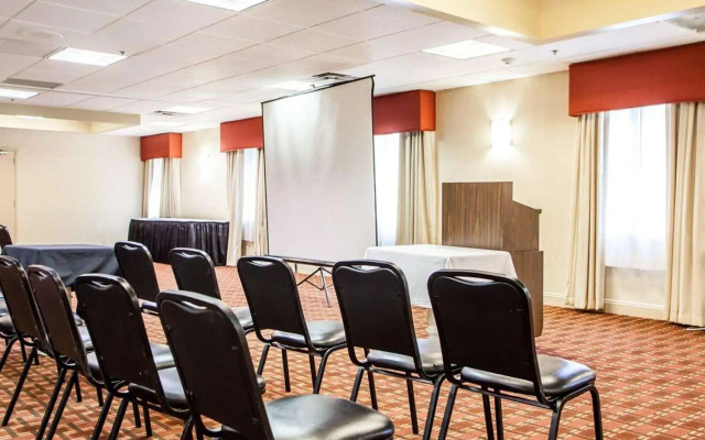 Clarion Hotel Palmer Inn