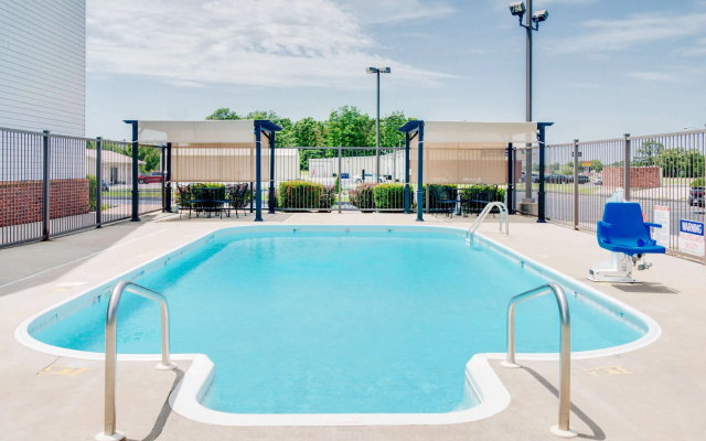 Super 8 by Wyndham Monett