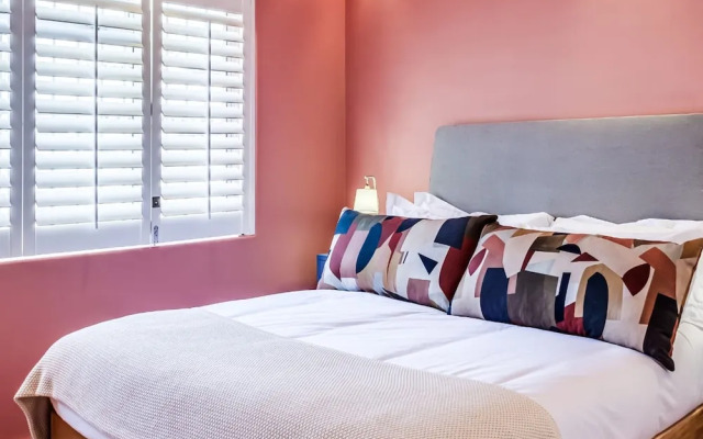 Picturesque Seaside Haven Aretzi