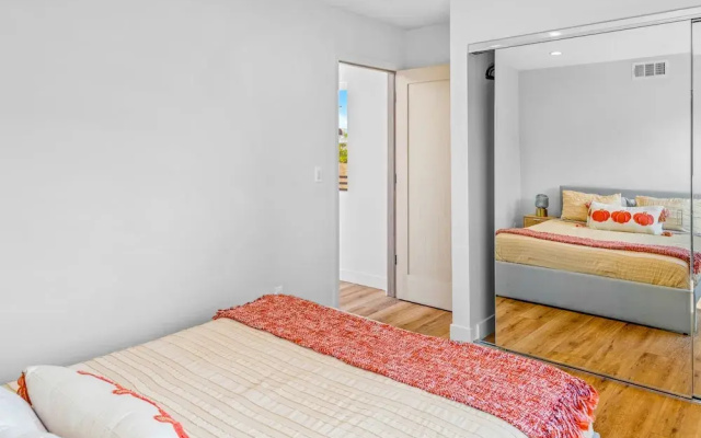 Stylish Sherman Oaks Townhouse W/ 3 Master Suites
