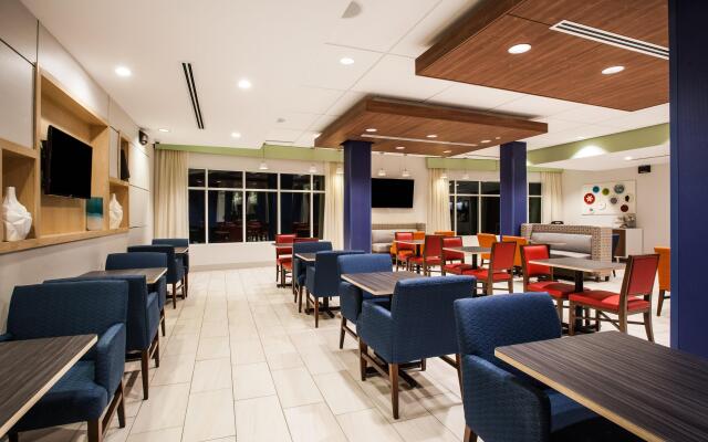 Holiday Inn Express & Suites Lexington Park-California, an IHG Hotel