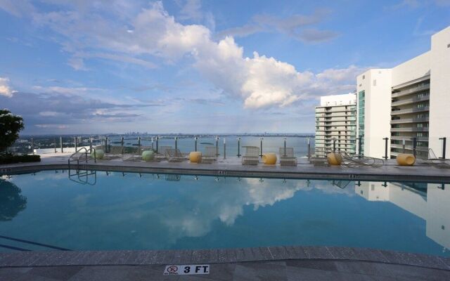 King Bed Full Service Apt