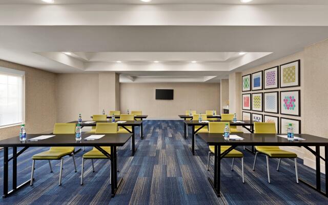 Holiday Inn Express & Suites Shawnee by IHG