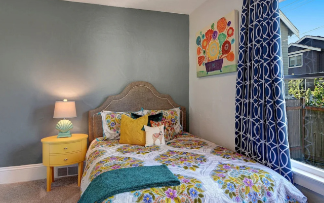 Queen Anne Bungalow - Two Bedroom Home