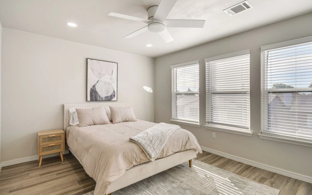 Pets Welcome: Newly Built Abode in Canyon!
