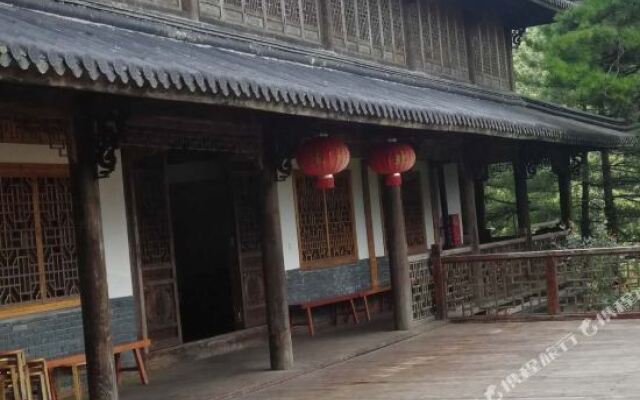 Wolongge Courtyard