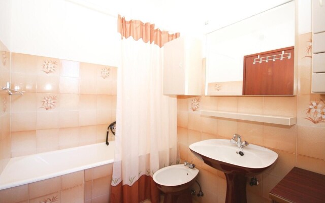 Nice Apartment in Stinjan With 2 Bedrooms and Wifi