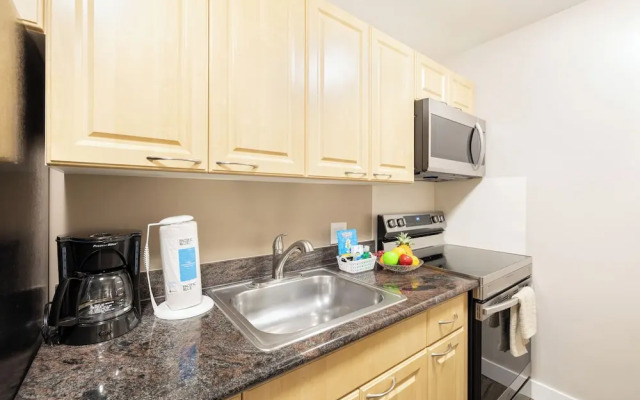 Waikiki Sunset Close to Beach with Parking