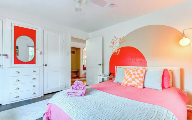 Retro-tropical Pensacola Home - 3 Mi to Downtown!