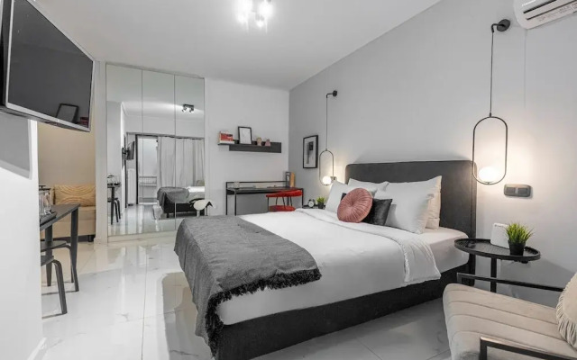 Phaedrus Living: Lykavitos Heights Studio