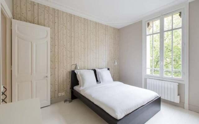 Gorgeous 3 Bedroom Apartment at Eiffel Tower