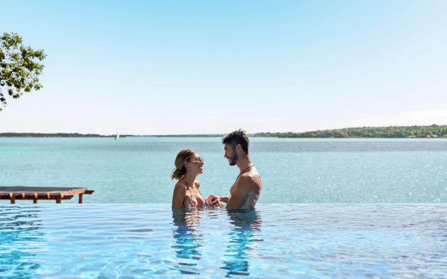 Cristalino Lagoon Front Hotel Restaurant & SPA