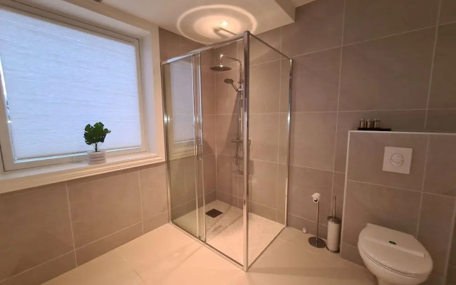 Beautiful, Spacious And Modern, 2-bedroom, Near Center, Free Parking