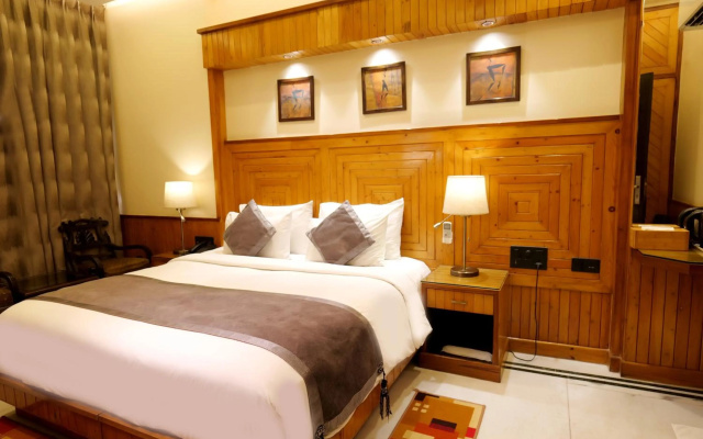 Wood Castle Hotel – Guest Rooms – Delhi