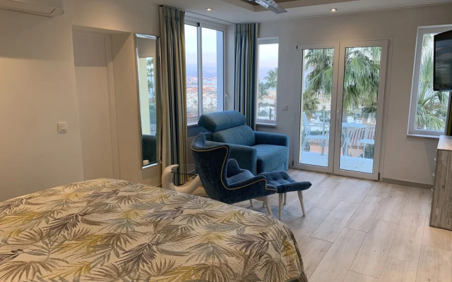 Three Palms (Adults only)