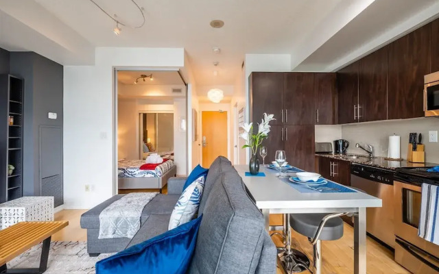 Casa Queen- Elegant Suite in Leslieville