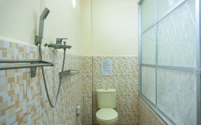 RedDoorz near H. Hasan Aroeboesman Airport