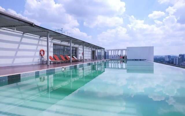 Suria Jelutong Cozy Studio by BeeStay