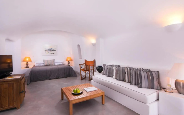 Pezoules of Oia