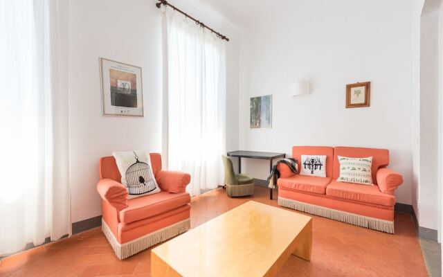 Pitti Large Apartment With Balcony