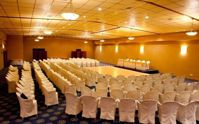 Ninos Grand Beach Hotel & Resort
