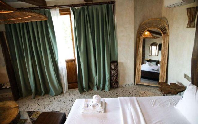 Mavi At Hotel Blue Horse